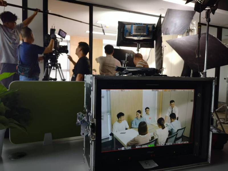 忠县TVC拍摄公司：科技产品视觉化大师，诠释未来感与功能美学